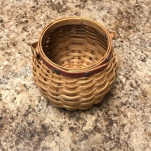 Adorable tiny Longaberger basket; circa 2004.